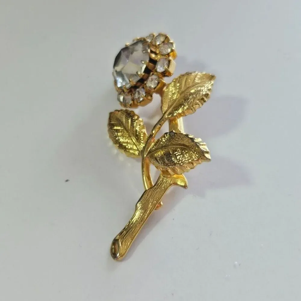 Vintage gold tone rhinestone flower brooch
